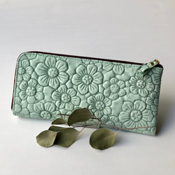 ピッグスキンのスリムな長財布Ｌ字型　フラワー　ミントグリーン 1枚目の画像