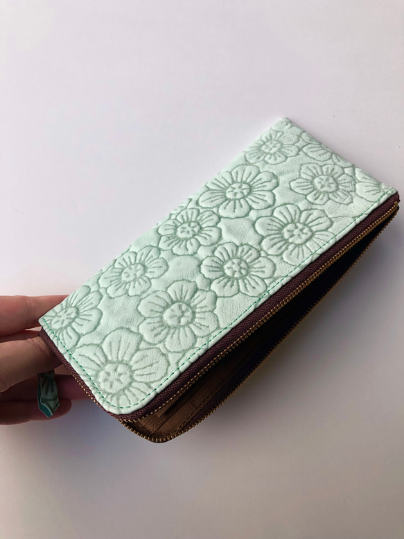 ピッグスキンのスリムな長財布Ｌ字型　フラワー　ミントグリーン 3枚目の画像