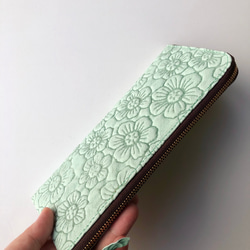 ピッグスキンのスリムな長財布Ｌ字型　フラワー　ミントグリーン 7枚目の画像