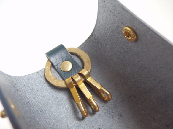革と真鍮の『シンプルキーケース』 2枚目の画像
