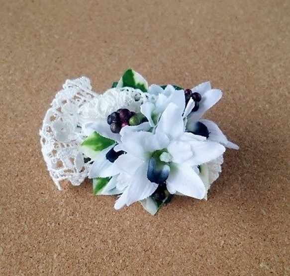 白いお花のコサージュ＆ヘアクリップ 1枚目の画像