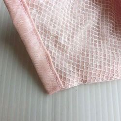 薄ピンク花ポイントモチーフ　シルクリネンメッシュ立体マスク　息がしやすい　夏用 2枚目の画像