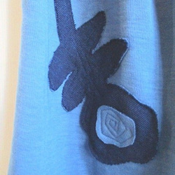 【SALE】　青×紺　リバーシブル　アップリケ花ニットフレアースカート　1点物 2枚目の画像