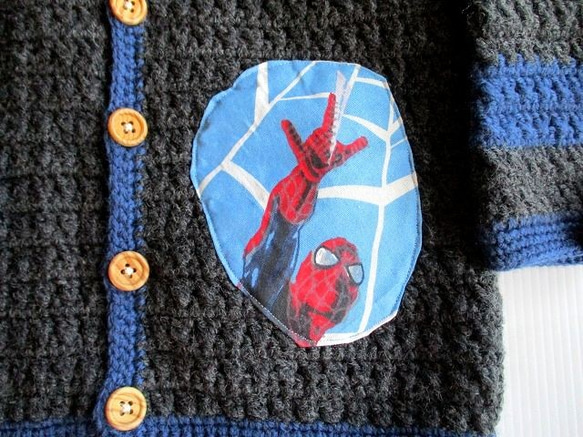 SALE【新作】９０サイズ　手編みフード付きカーディガン　スパイダーマンアップリケ　1点物 2枚目の画像