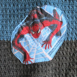 SALE【新作】９０サイズ　手編みフード付きカーディガン　スパイダーマンアップリケ　1点物 7枚目の画像