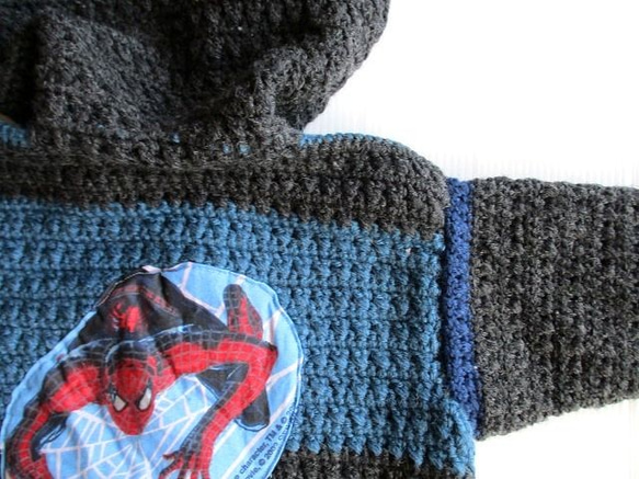 SALE【新作】９０サイズ　手編みフード付きカーディガン　スパイダーマンアップリケ　1点物 8枚目の画像