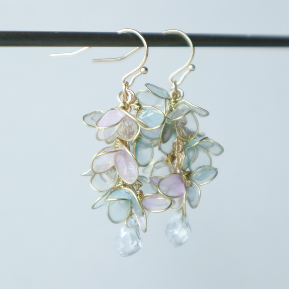 揺れ流れる花耳飾り　紫と薄い緑