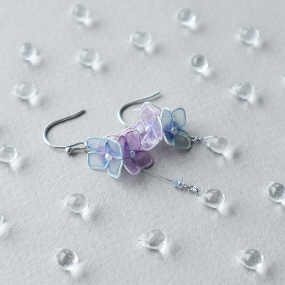紫陽花と雫の耳飾り　青 2枚目の画像