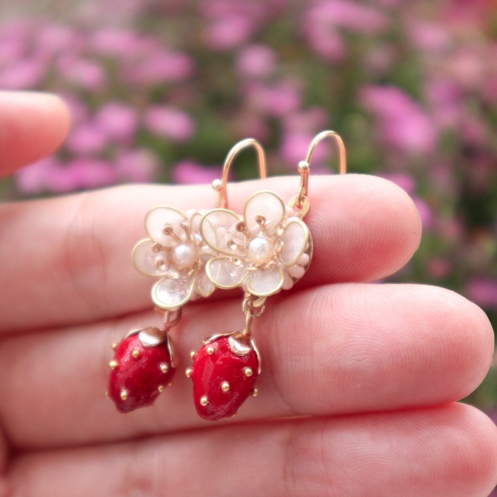 イチゴと花の耳飾り