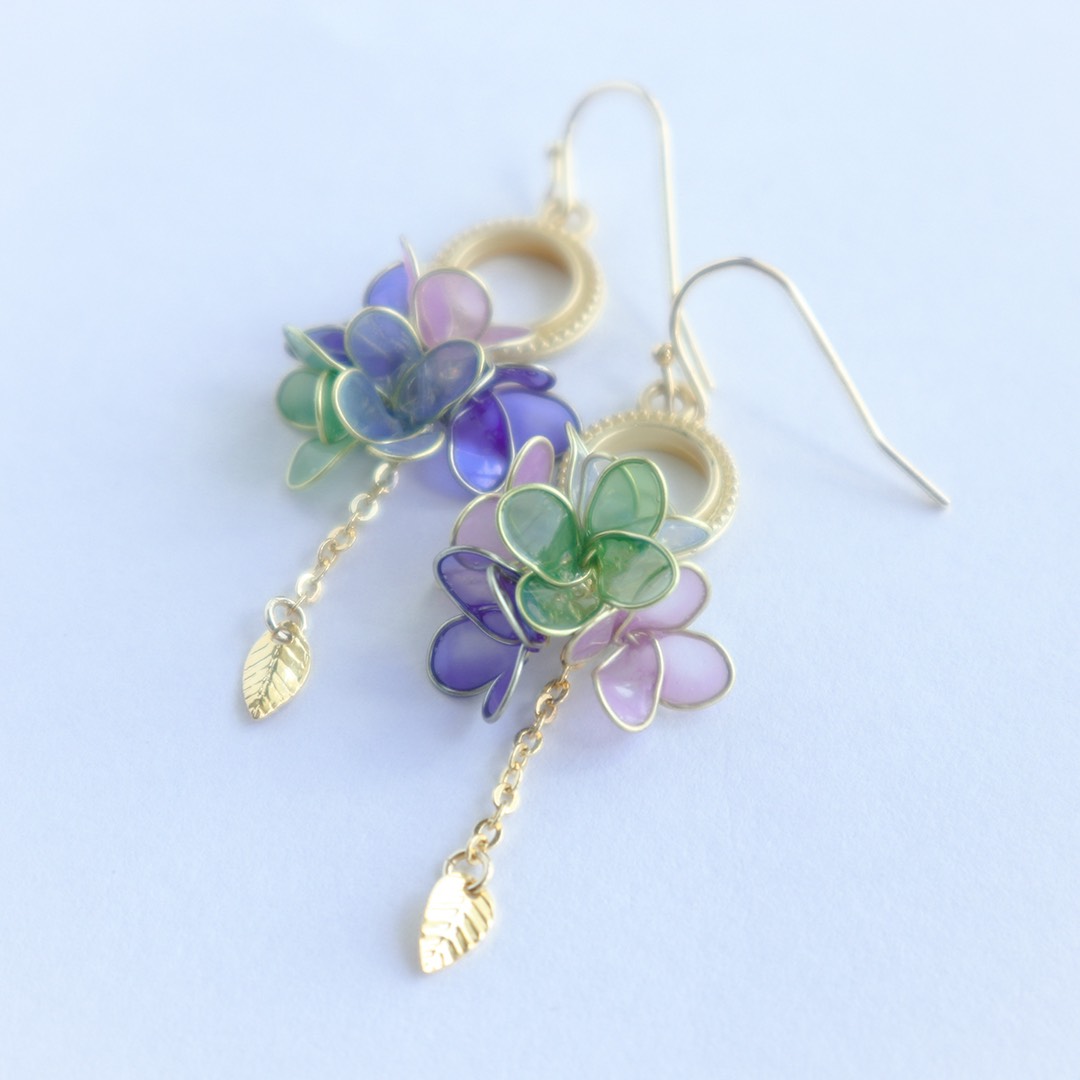 揺れる花揺れる葉の耳飾り