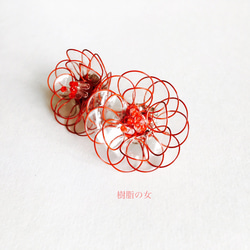 艶めく花 イヤリング orピアス　赤枠クリスタル 1枚目の画像
