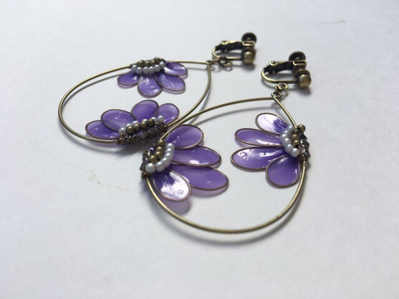 花の浮遊 イヤリング 紫 2枚目の画像