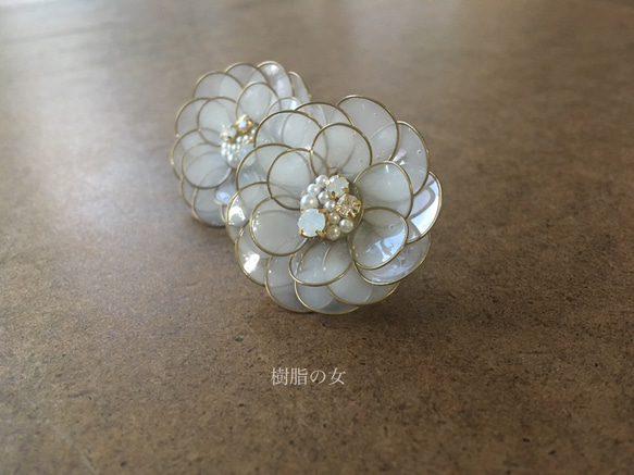 艶めく花 スワロフスキー付きイヤリング イヤリング・ノンホールピアス 