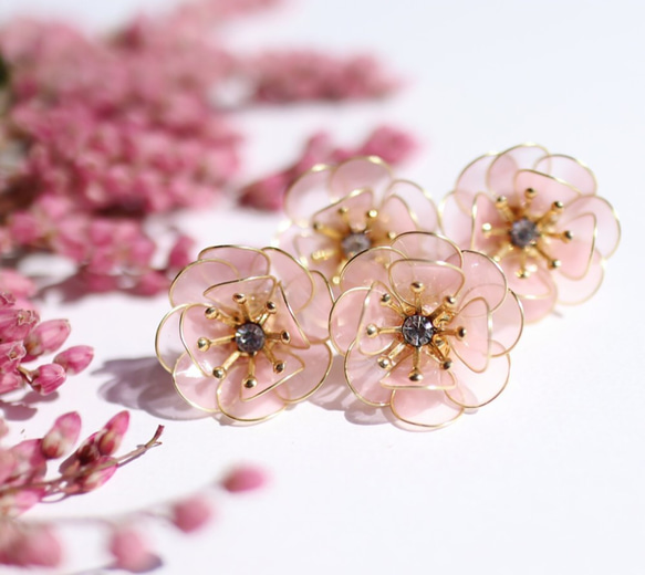 niki.du.poulain  布花　片耳ピアス　フラワー　木蓮のような花 儚い花耳飾り ピンク ピアス（その他） 樹脂の女 通販 5411843