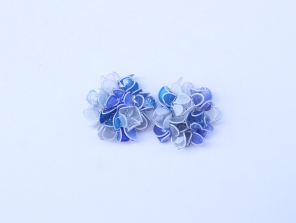 紫陽花の花耳飾り　　青 2枚目の画像