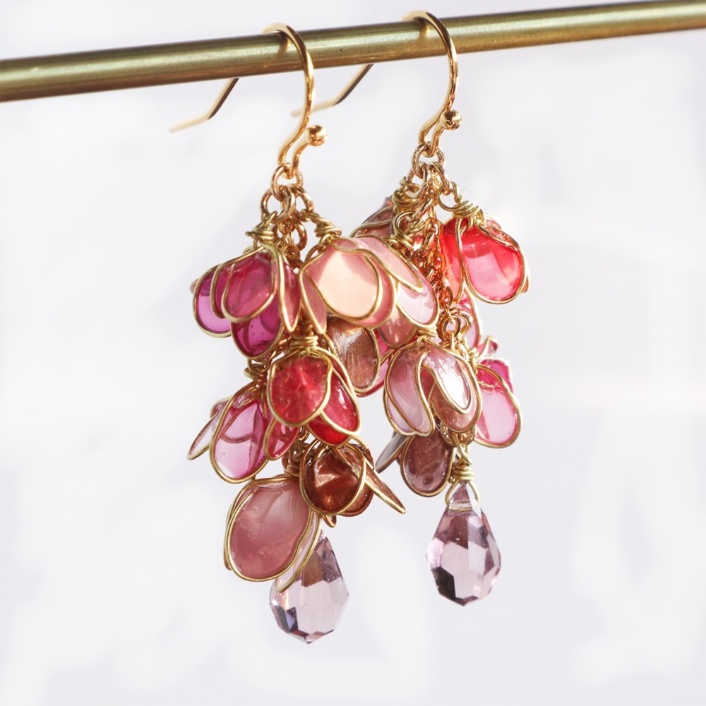 垂れ花の耳飾り　エンジ色