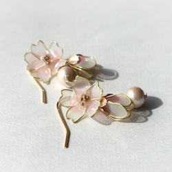 新作！桜咲くミニ耳飾りとブローチのセット 3枚目の画像