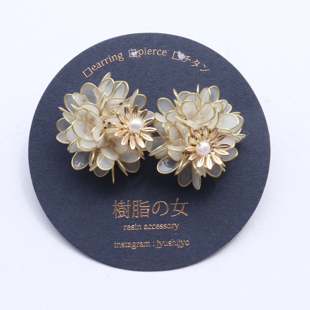 紫陽花の花耳飾り　白