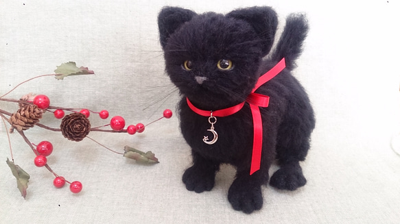 三日月のチャームの黒猫さん   羊毛フェルト 1枚目の画像