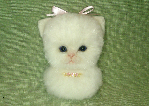 マンチカンの子猫さん(白猫さん)のブローチ 羊毛フェルト 羊毛