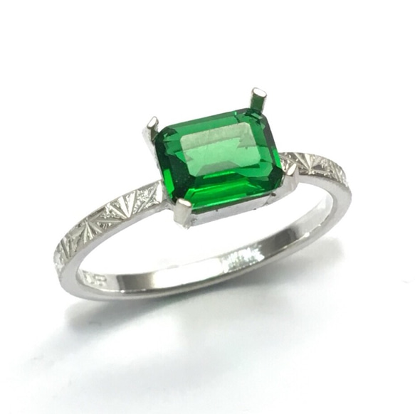 No.255 Beautiful emerald green square ring. 1枚目の画像