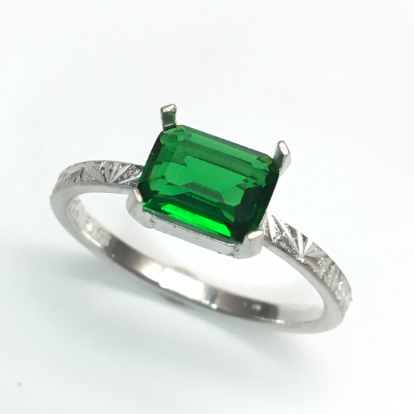 No.255 Beautiful emerald green square ring. 2枚目の画像