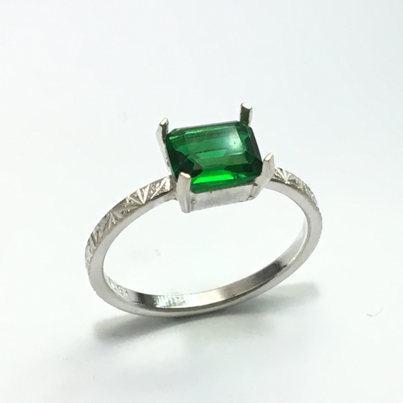 No.255 Beautiful emerald green square ring. 3枚目の画像