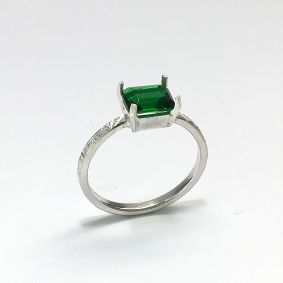 No.255 Beautiful emerald green square ring. 4枚目の画像