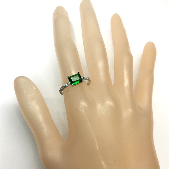 No.255 Beautiful emerald green square ring. 10枚目の画像