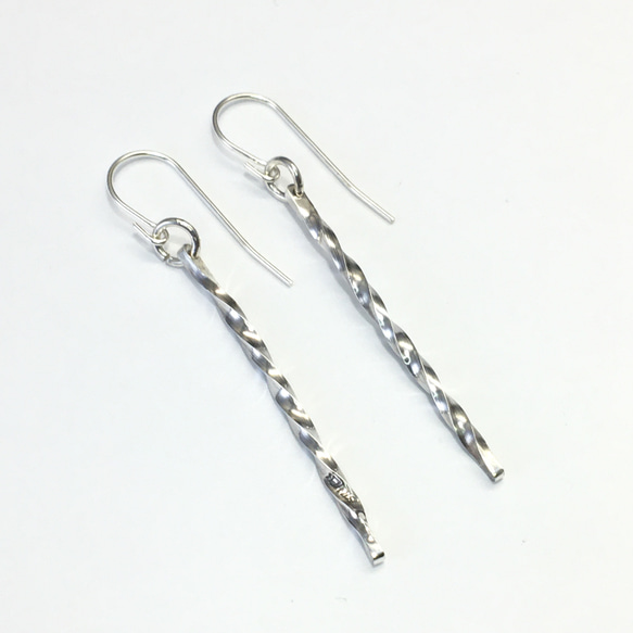 pi.43 Twist earrings. 2枚目の画像