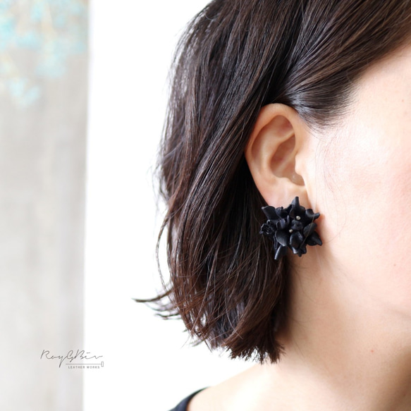 【SALE】送料無料！紫陽花レザー ピアス／イヤリング (Black） 1枚目の画像