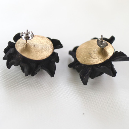 SALE】送料無料！紫陽花レザー ピアス／イヤリング (Black） ピアス 