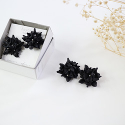 【SALE】送料無料！紫陽花レザー ピアス／イヤリング (Black） 3枚目の画像