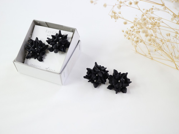 【SALE】送料無料！紫陽花レザー ピアス／イヤリング (Black） 3枚目の画像