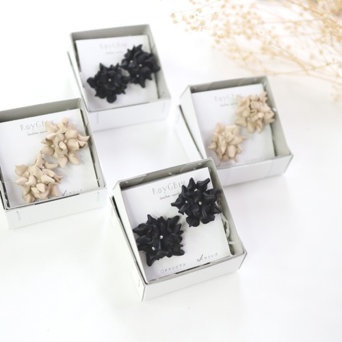 SALE】送料無料！紫陽花レザー ピアス／イヤリング (Black） ピアス 