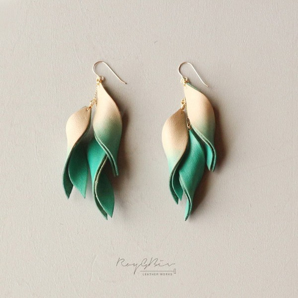 【受注製作】 Leather Leaf　ピアス/イヤリング（Green） 1枚目の画像