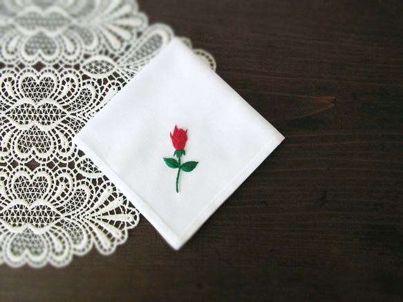 赤い薔薇の刺繍ハンカチーフ 1枚目の画像