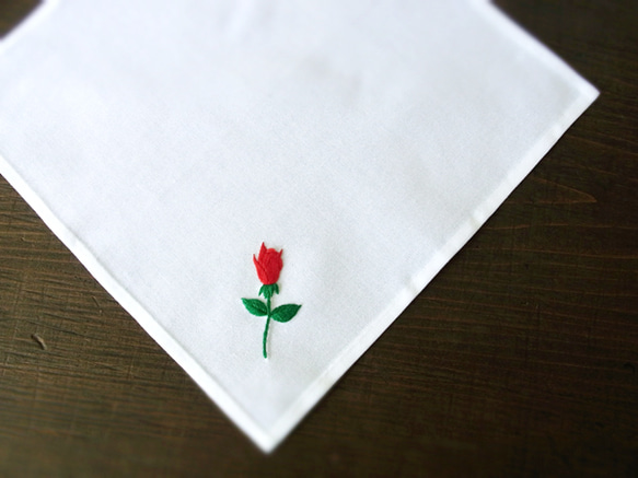 赤い薔薇の刺繍ハンカチーフ 2枚目の画像