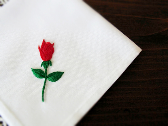 赤い薔薇の刺繍ハンカチーフ 3枚目の画像