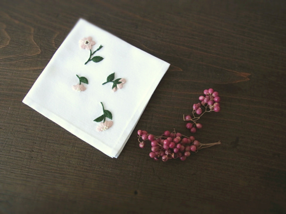 舞い降る花の刺繍ハンカチーフ 3枚目の画像