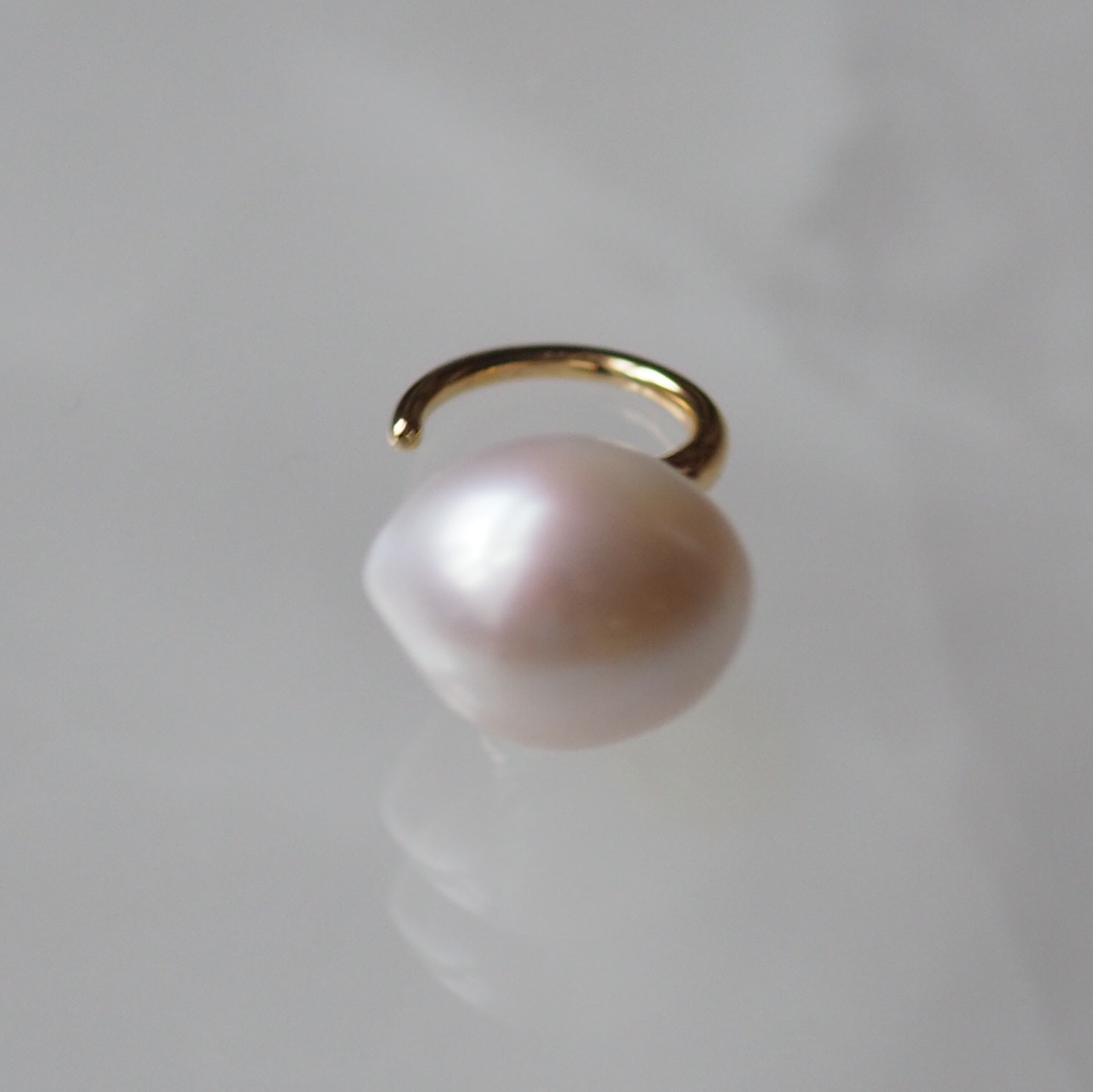 ホワイトカラー　一粒　バロックパール　イヤーカフ　ゴールド