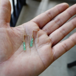 【14kgf·天然石材】祖母綠方形線鉤耳環A·耳環和無孔洞穿孔多變 第3張的照片