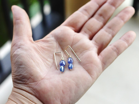 【14kgf·天然石材】藍色藍寶石耳環D·耳環和非孔穿孔多變 第4張的照片
