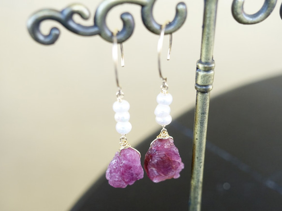 [特價]原石型粉紅碧璽和淡水珍珠耳環 第4張的照片