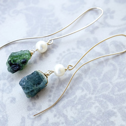【14 kgf·天然石材】生石型藍綠電氣石和淡水珍珠“HANE”耳環 第1張的照片