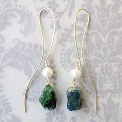 【14 kgf·天然石材】生石型藍綠電氣石和淡水珍珠“HANE”耳環 第2張的照片