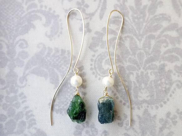 【14 kgf·天然石材】生石型藍綠電氣石和淡水珍珠“HANE”耳環 第2張的照片