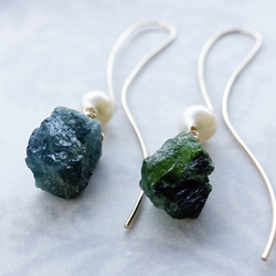 【14 kgf·天然石材】生石型藍綠電氣石和淡水珍珠“HANE”耳環 第3張的照片