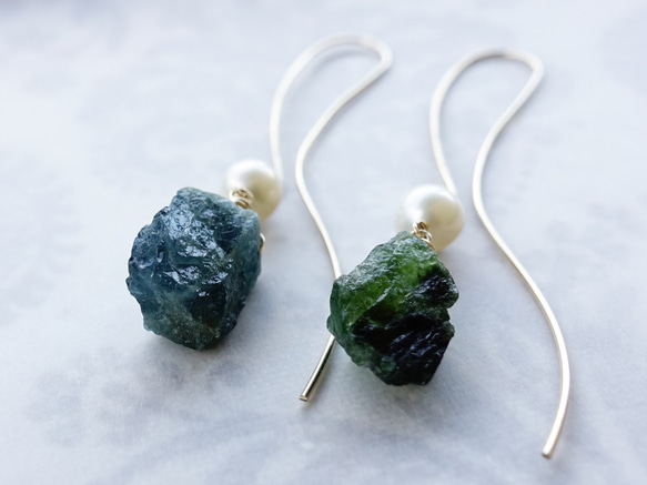【14 kgf·天然石材】生石型藍綠電氣石和淡水珍珠“HANE”耳環 第3張的照片