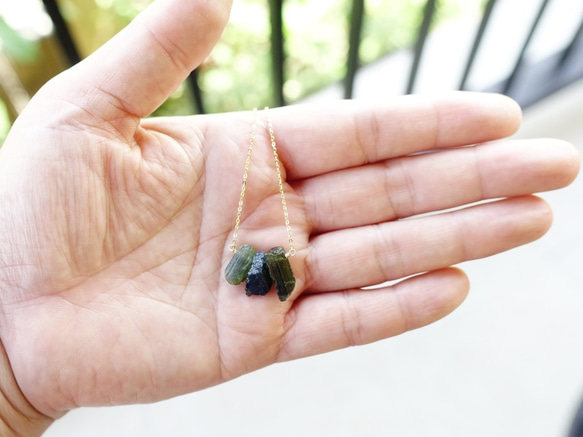 [14 kgf·天然石材]粗糙的岩石電氣石項鍊（綠色和藍色） 第5張的照片